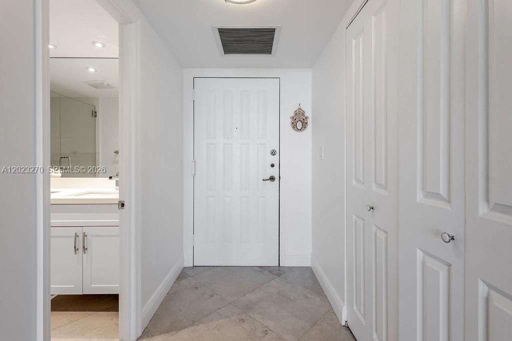 600 Parkview Dr , Unit 829, Hallandale Beach, FL 33009 Photo