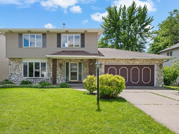 1705 Queens Drive, Bettendorf, IA 52722
