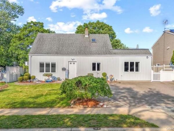 23 Vista Lane , Levittown, NY 11756