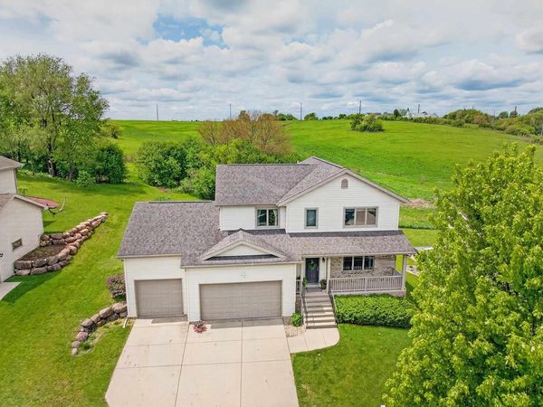 705 STONEFIELD Way, Mount Horeb, WI 53572