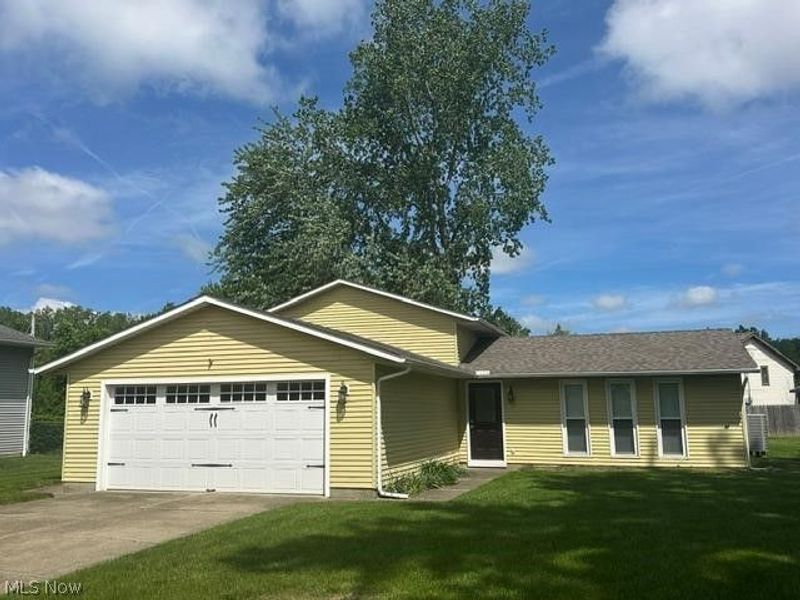 454 Oaknoll Drive , Amherst, OH 44001 Photo 1