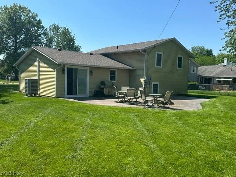 454 Oaknoll Drive , Amherst, OH 44001 Photo 2