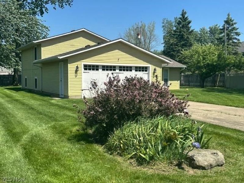 454 Oaknoll Drive , Amherst, OH 44001 Photo 3