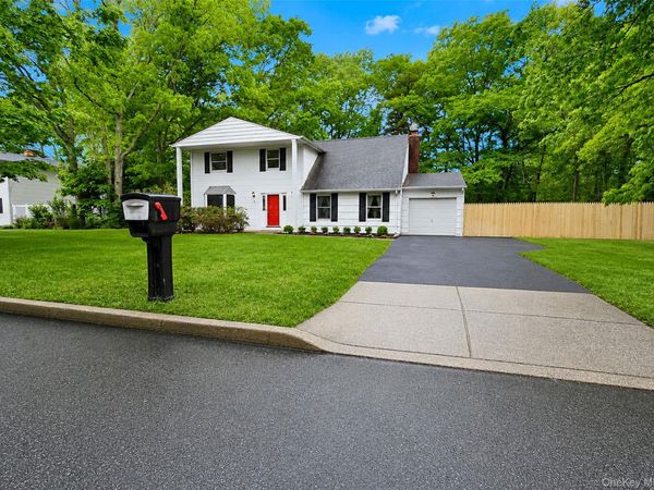 2 Shenandoah Boulevard, Coram, NY 11727