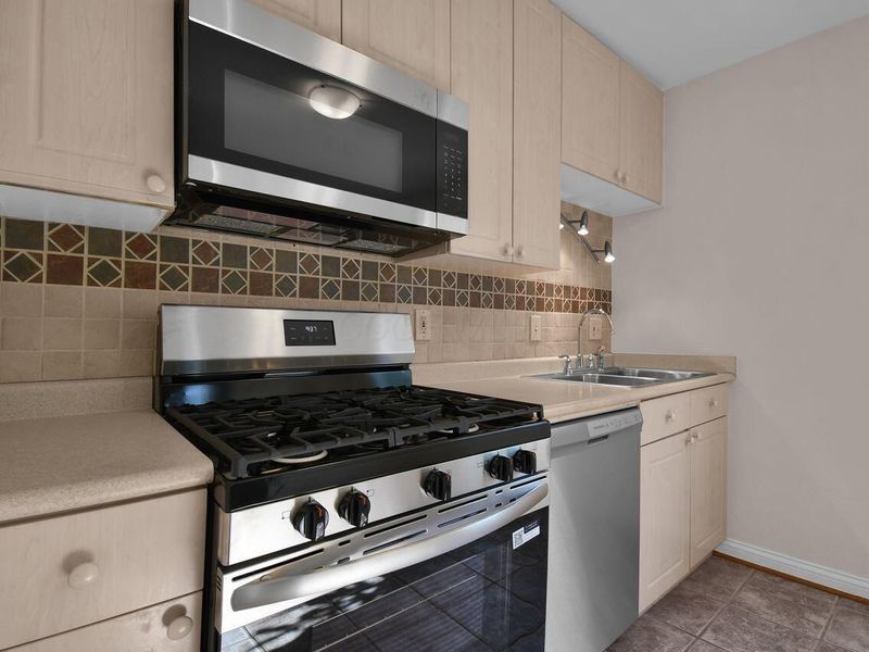 239 N Kellner Road , Columbus, OH 43209 Photo 9