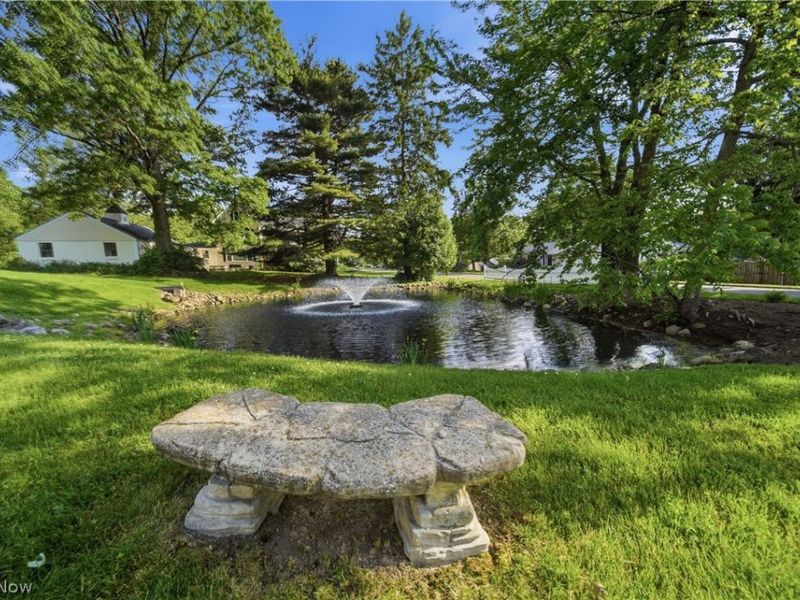 635 Durkin Way SW, North Canton, OH 44720 Photo 2
