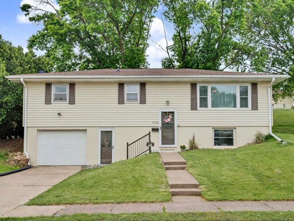 1725 Bristol Drive, Dubuque, IA 52002