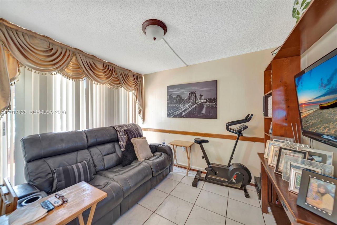 14154 Kendale Lakes Cir, Miami, FL 33183 Photo