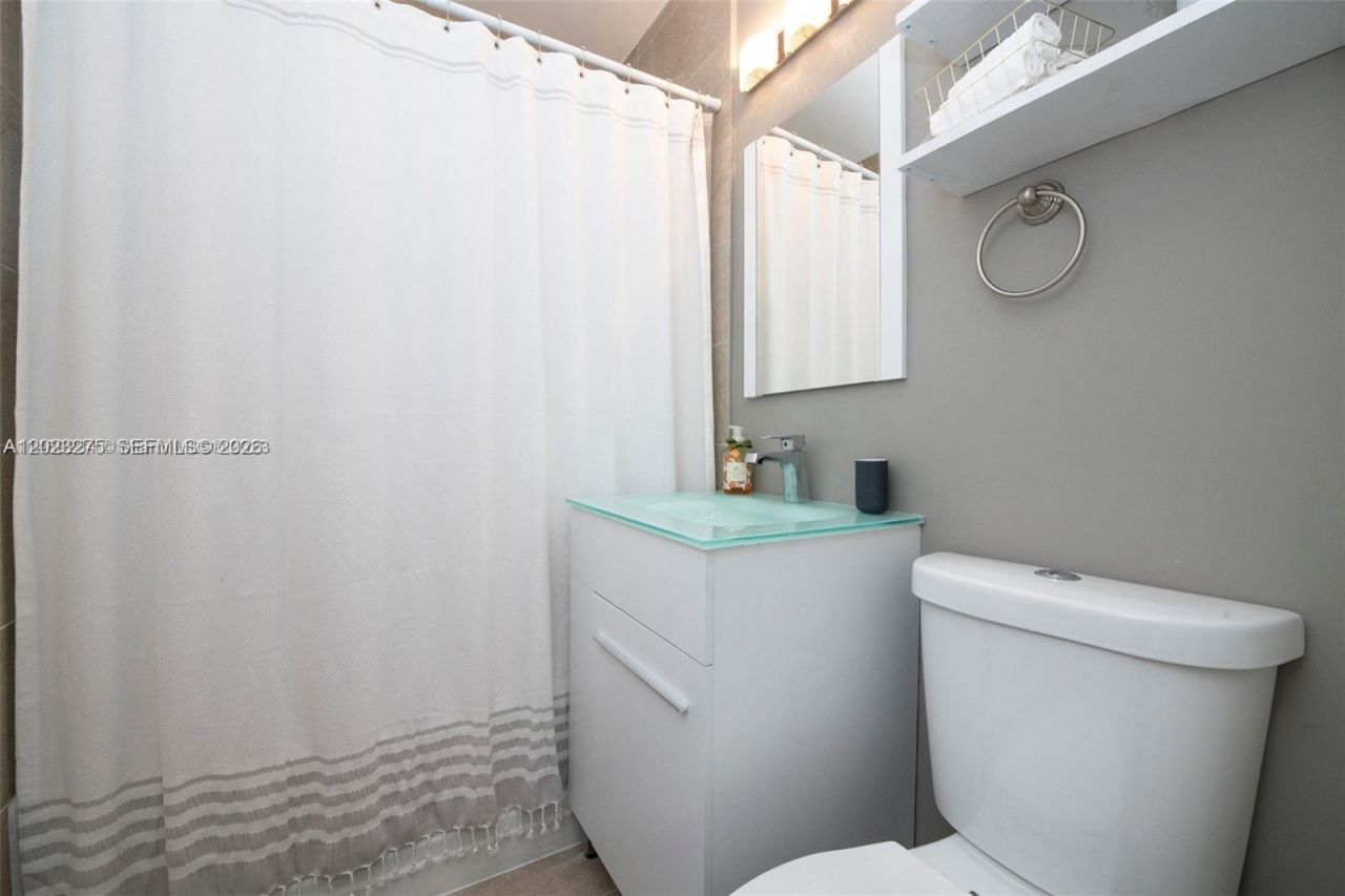 2190 NE 169th St, North Miami Beach, FL 33162 Photo