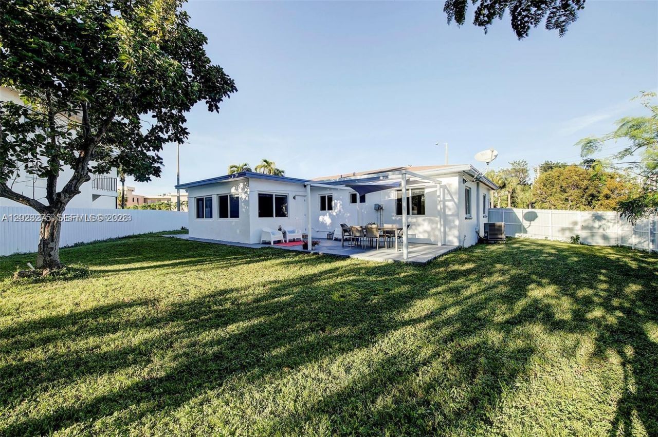 2190 NE 169th St, North Miami Beach, FL 33162 Photo
