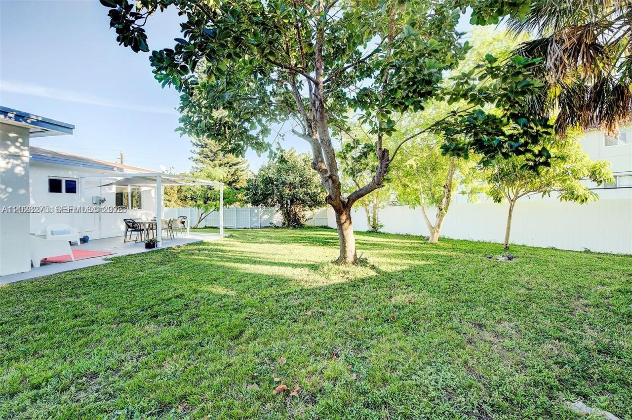 2190 NE 169th St, North Miami Beach, FL 33162 Photo