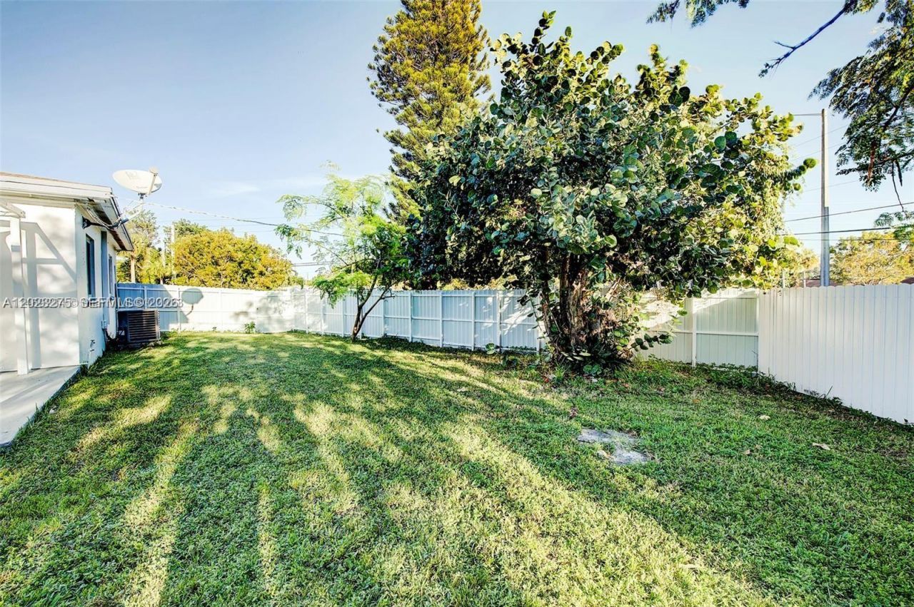 2190 NE 169th St, North Miami Beach, FL 33162 Photo