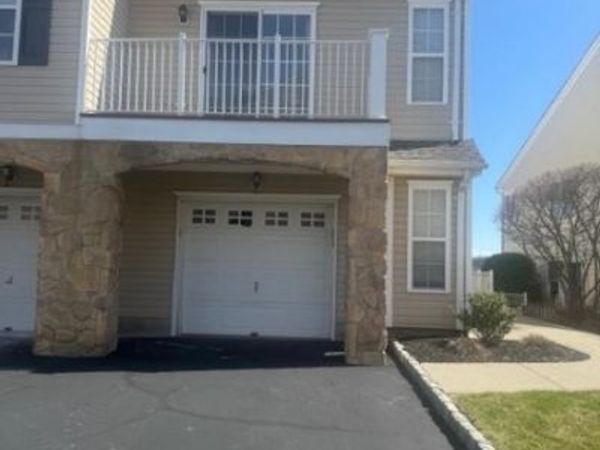 132 Mountainside Dr, Pompton Lakes, NJ 07442