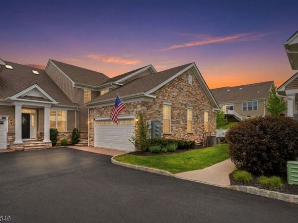 8 Van Cleef Dr, Readington, NJ 08889