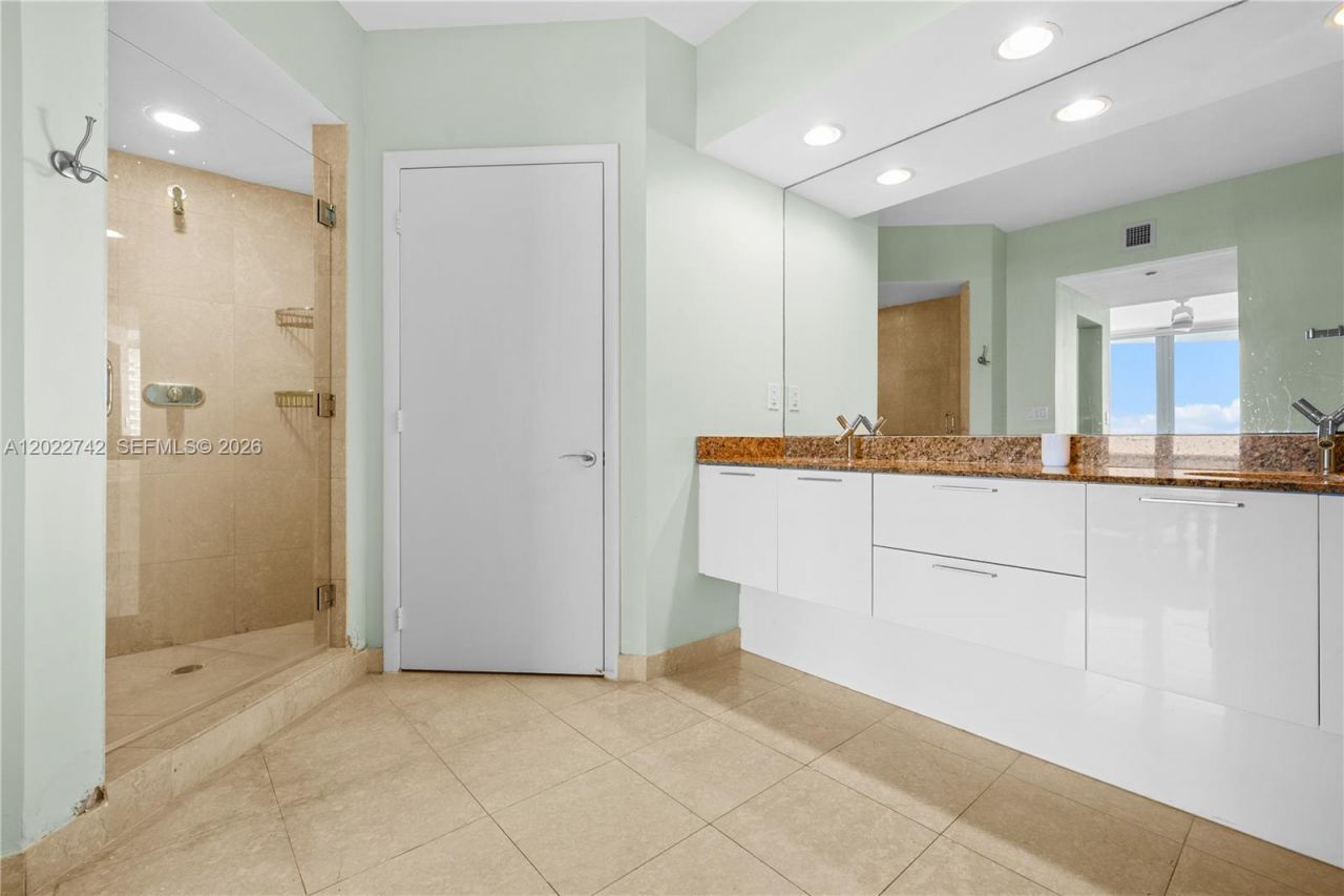 400 Alton Rd, Unit 907, Miami Beach, FL 33139 Photo