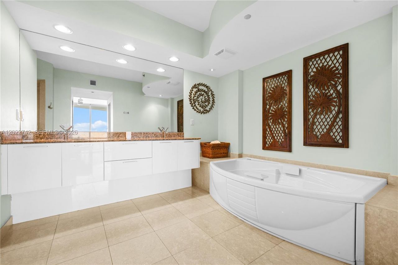 400 Alton Rd, Unit 907, Miami Beach, FL 33139 Photo