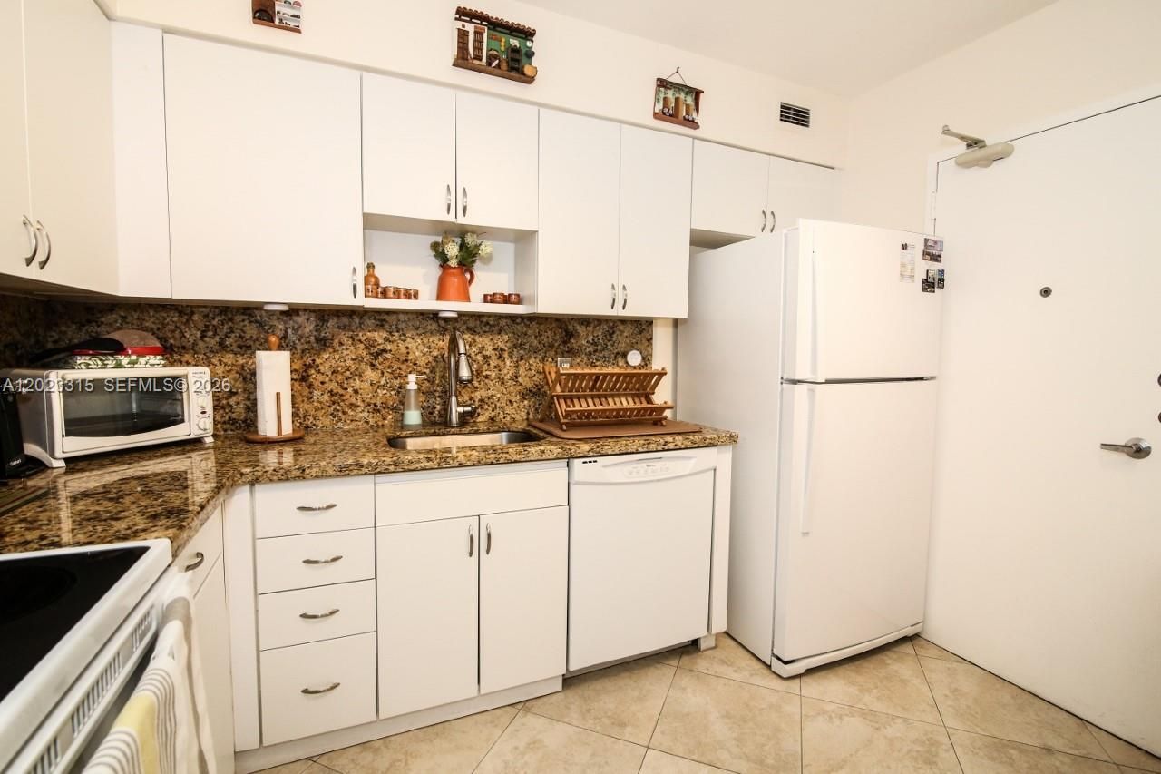 5151 Collins Ave , Unit 827, Miami Beach, FL 33140 Photo