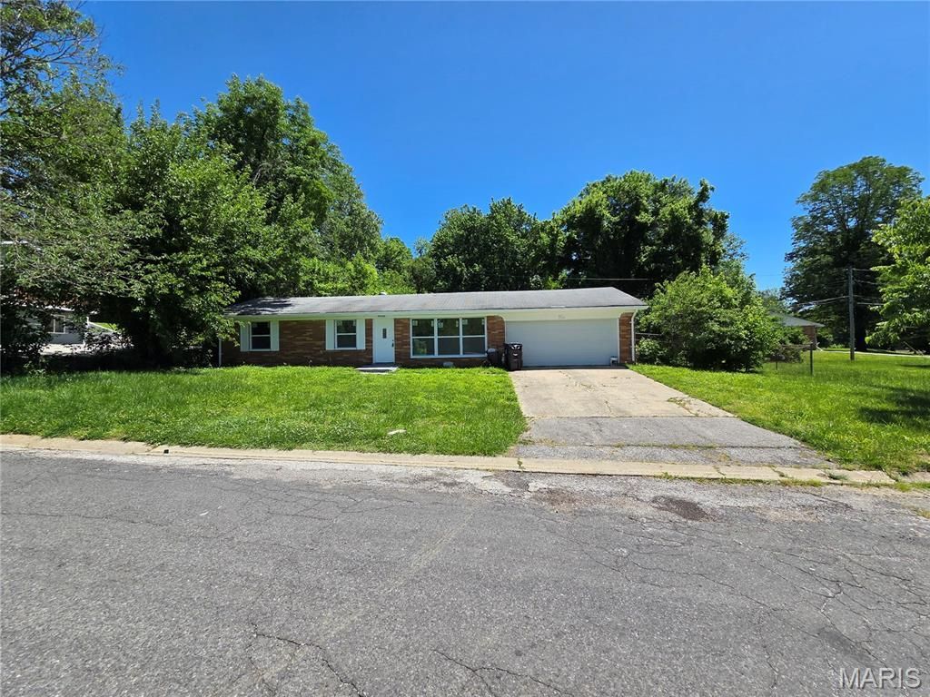 4 Hi Pointe Drive , Belleville, IL 62223 Main Photo