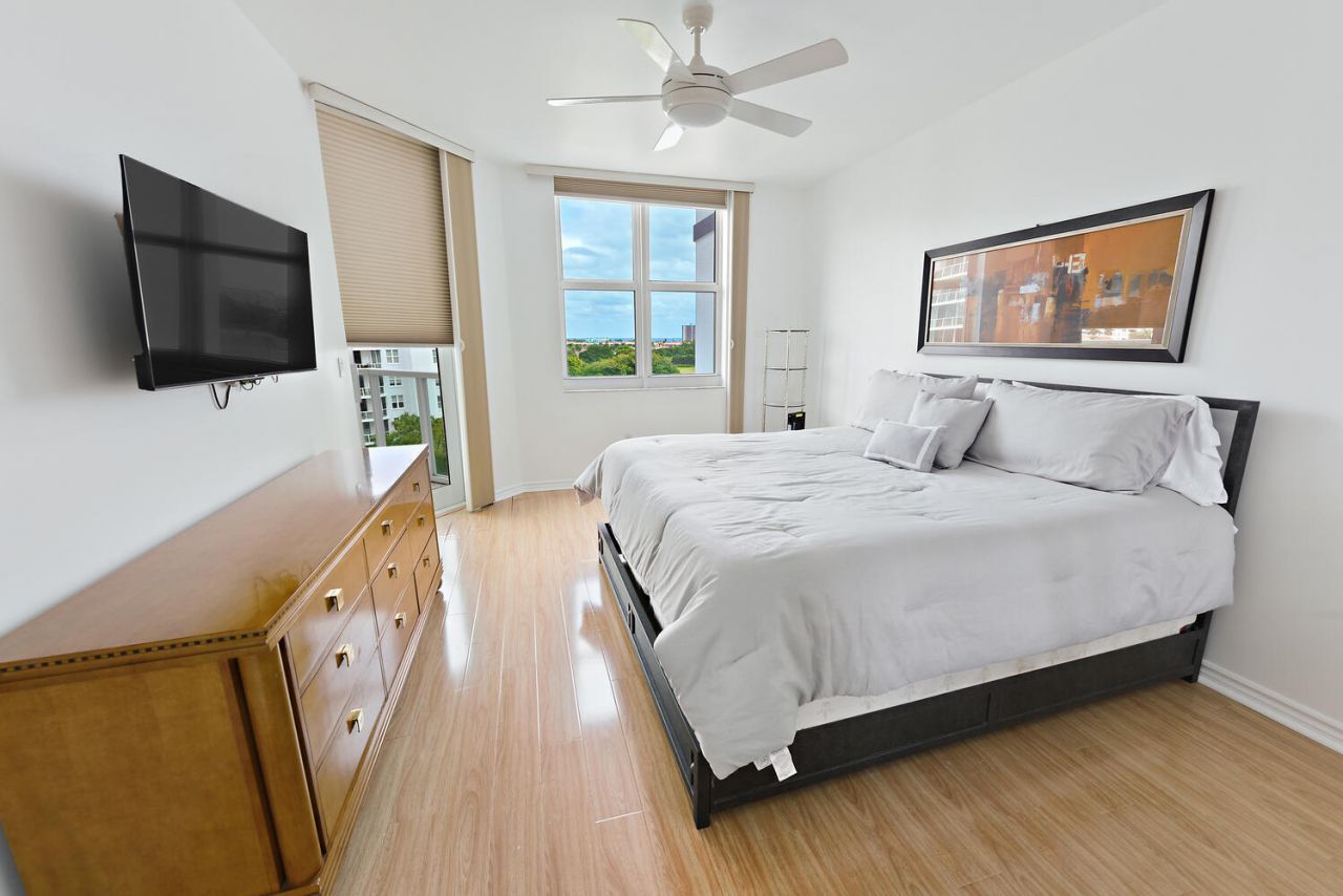 550 SE Mizner Boulevard, Unit B702, Boca Raton, FL 33432 Photo