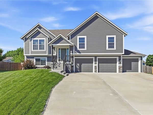 12301 S Burr Oak Circle, Peculiar, MO 64078