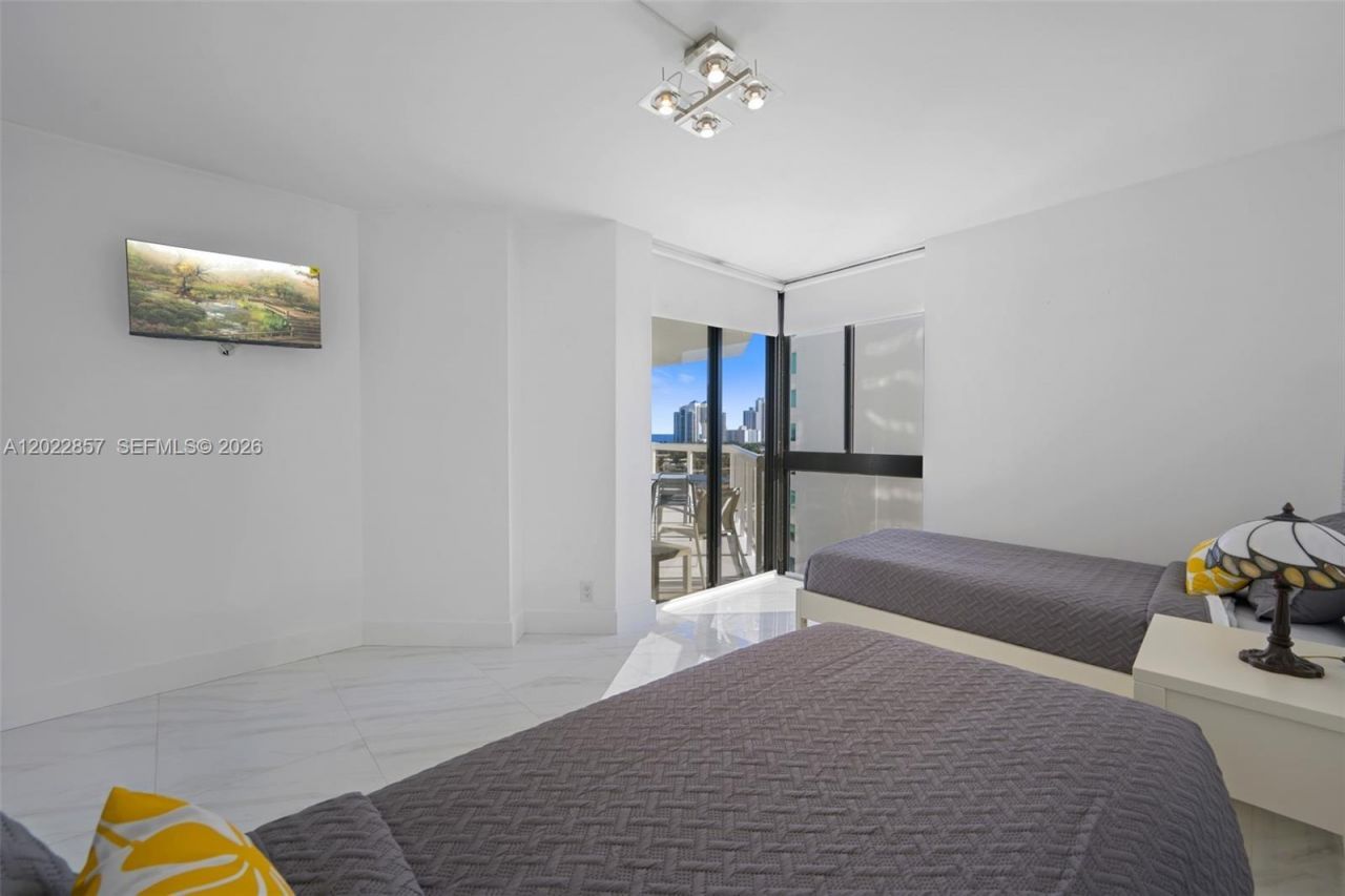 20185 E Country Club Dr , Unit 1104, Aventura, FL 33180 Photo