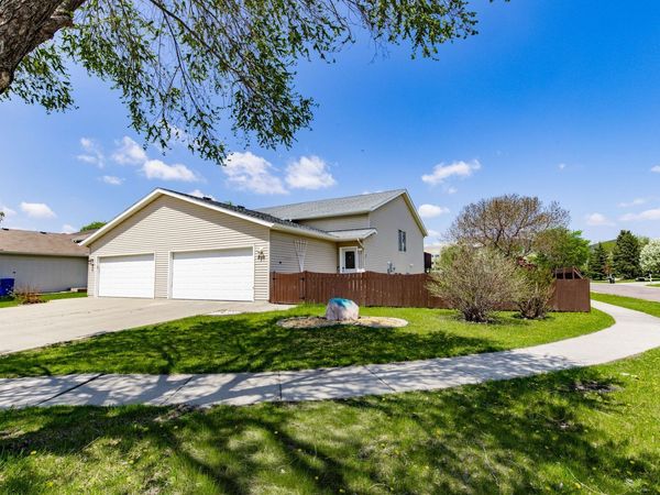 2901 Dakota Park Circle S, Fargo, ND 58104