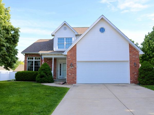 305 Prairieview Drive , Hudson, IL 61748