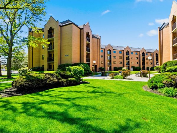 7420 W LAWRENCE Avenue , Unit 202, Harwood Heights, IL 60706