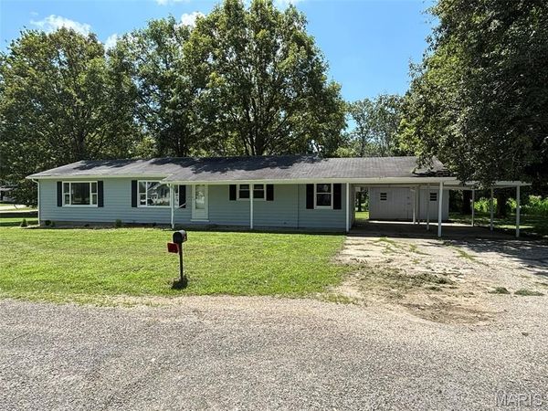 145 Hickory Grove , Salem, IL 62881