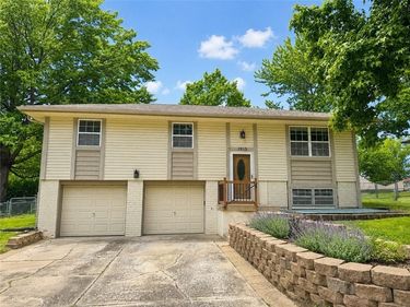 1915 SW 5th Street, Blue Springs, MO 64014