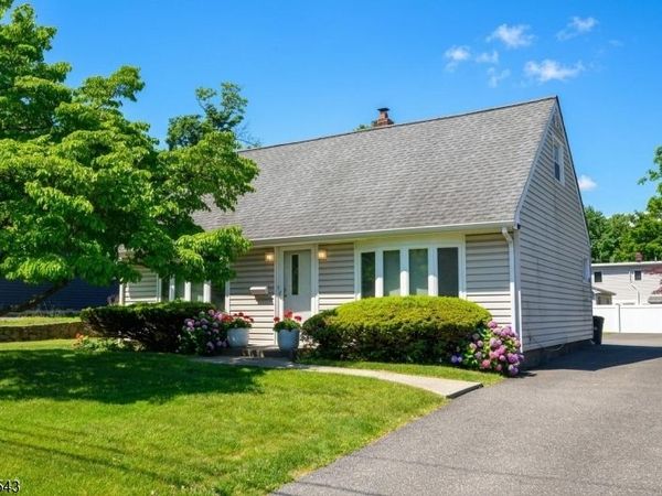 9 Pine St, Midland Park, NJ 07432