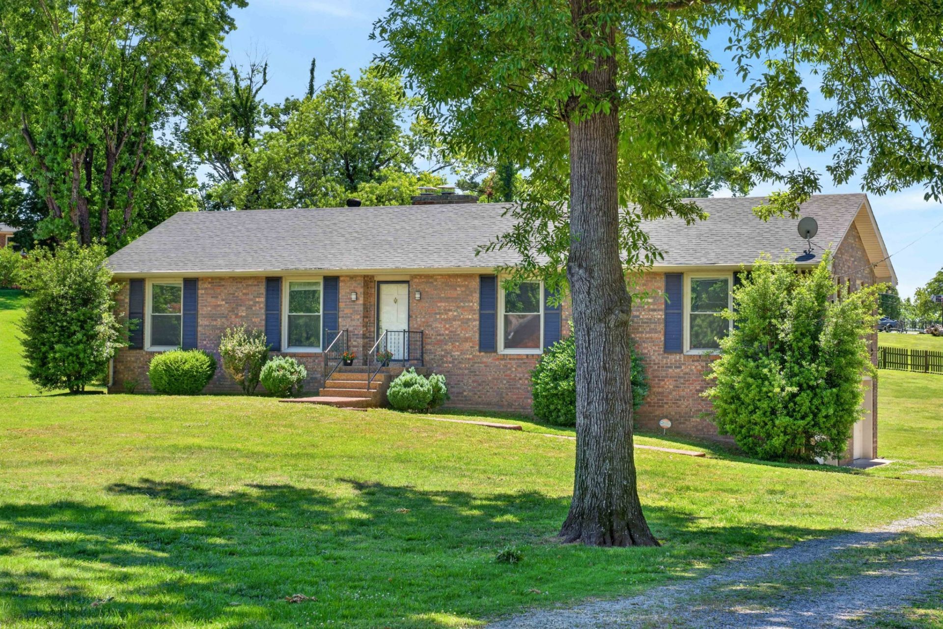 259 Island Dr, Hendersonville, TN 37075 Main Photo