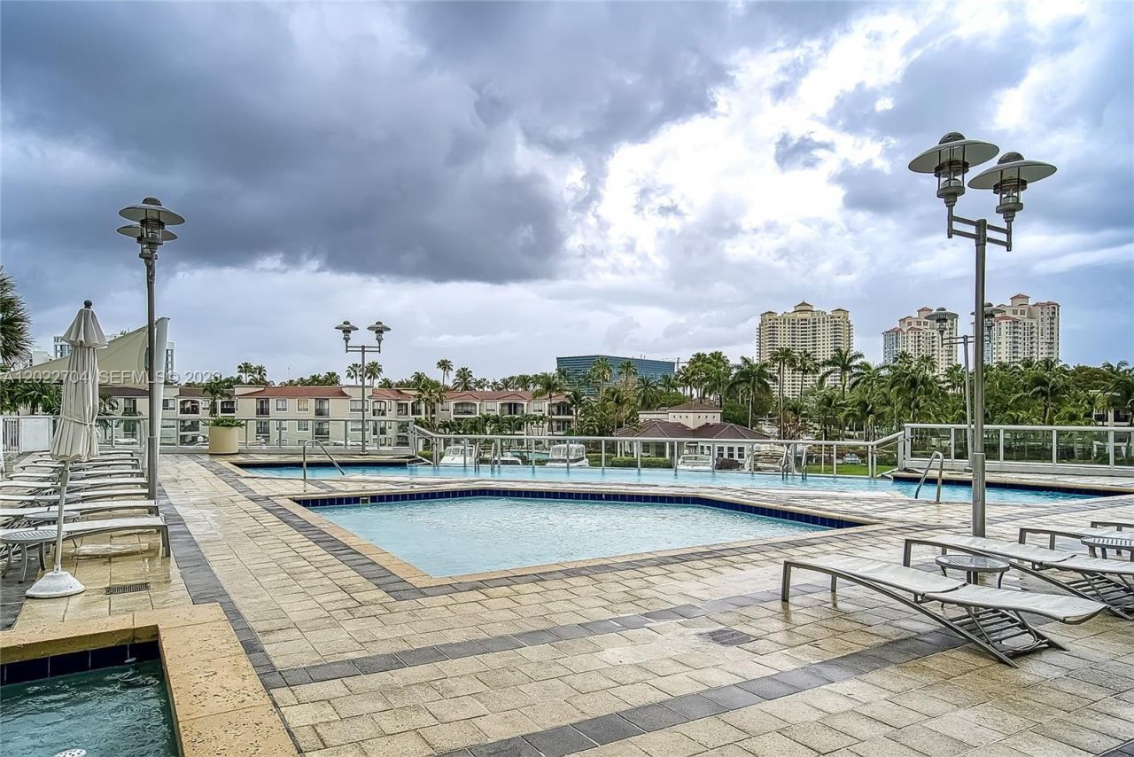 3131 NE 188th St, Unit 1-1104, Aventura, FL 33180 Photo