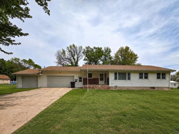 611 RAILROAD AVE, Correctionville, IA 51016