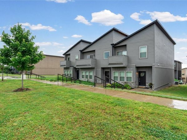 2176 W Moore Lane, Fayetteville, AR 72704