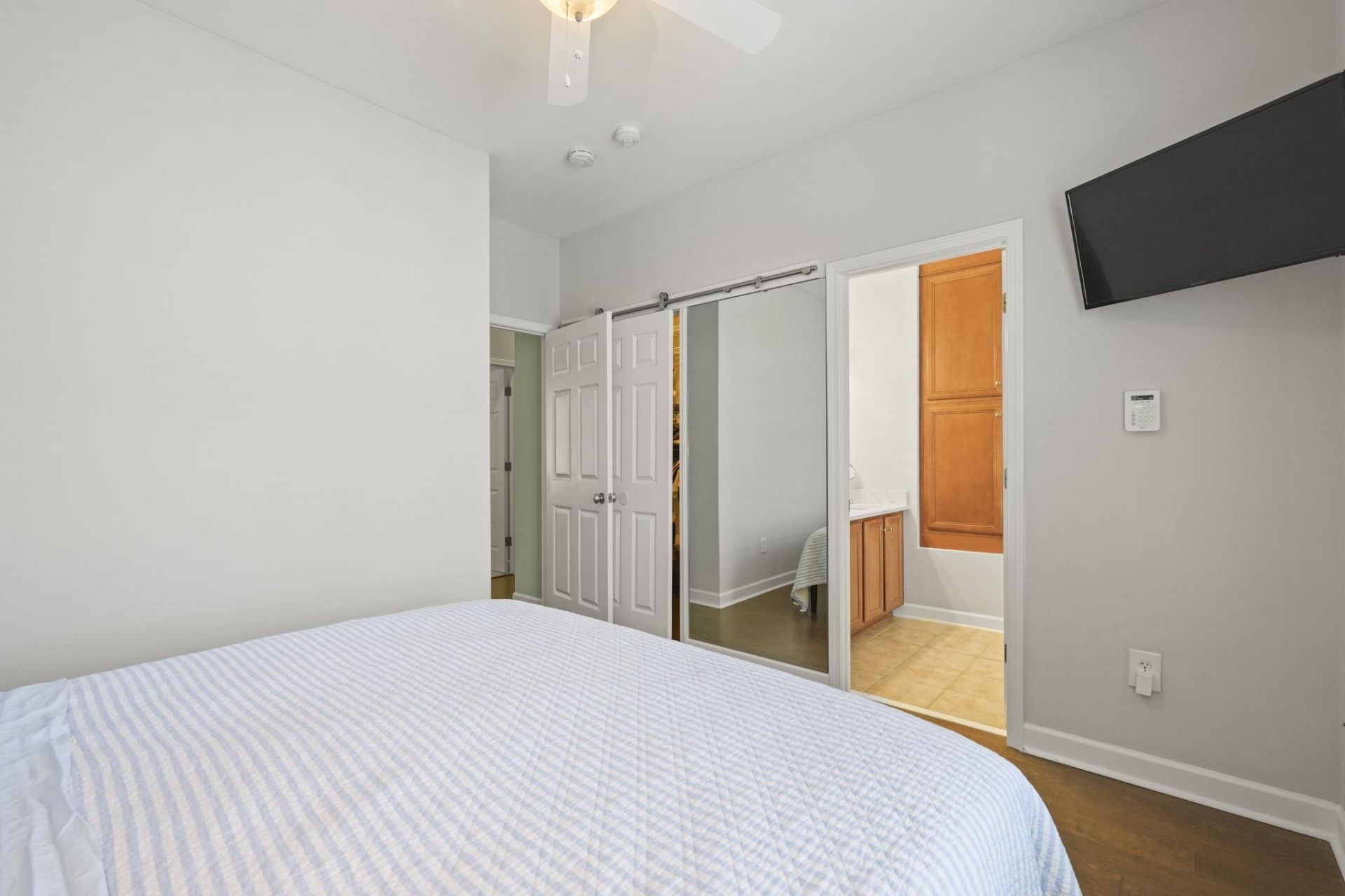750 Howard Ave. Photo 31