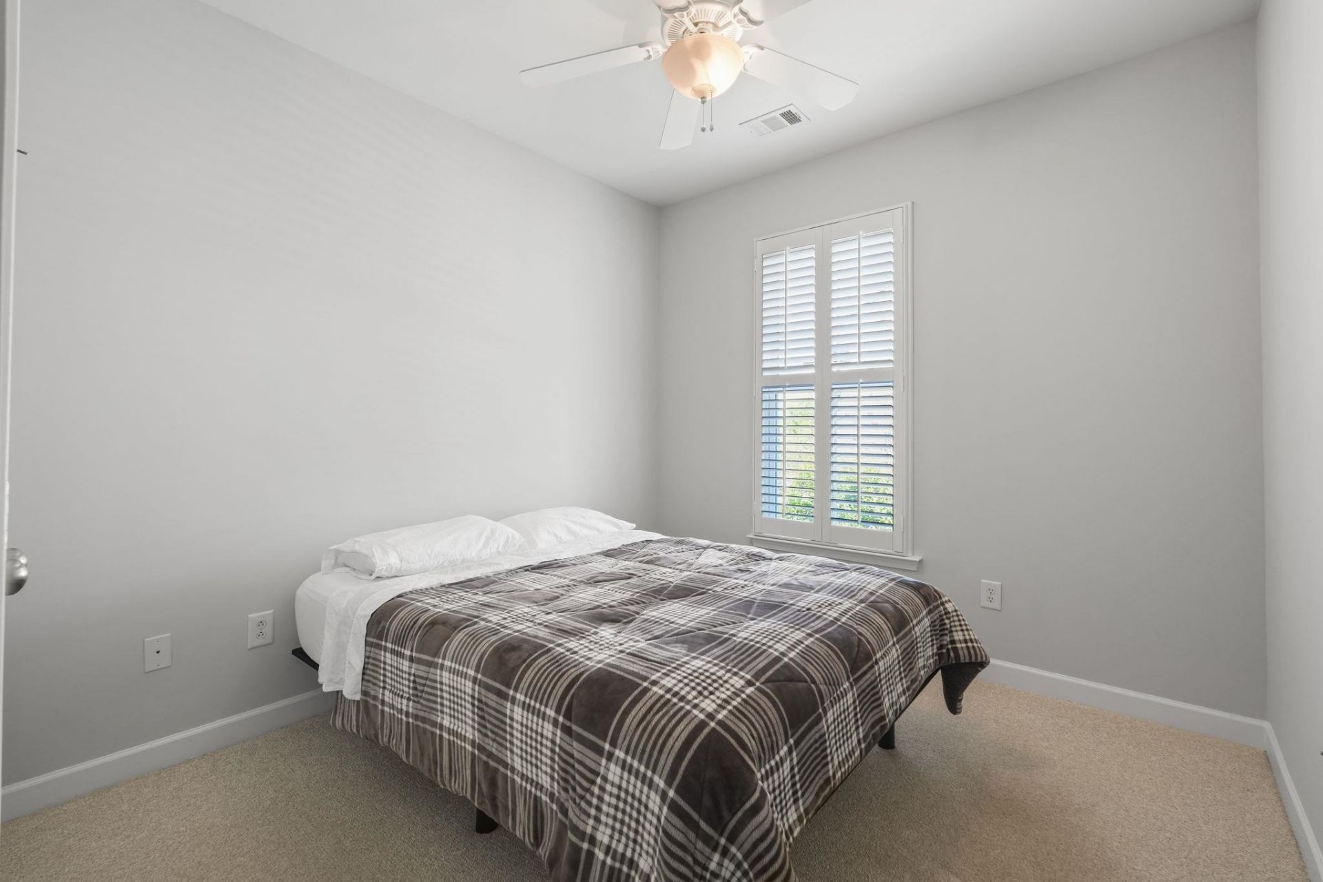 750 Howard Ave. Photo 36