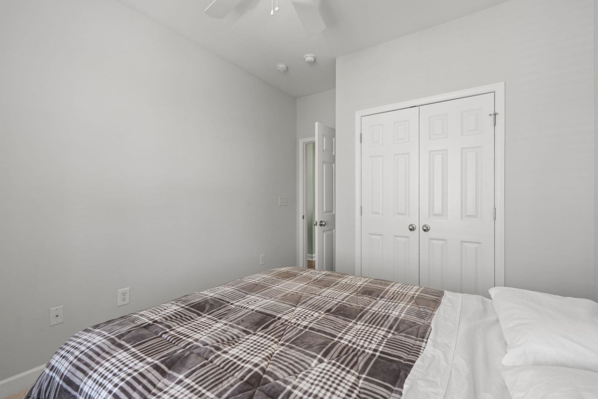 750 Howard Ave. Photo 37