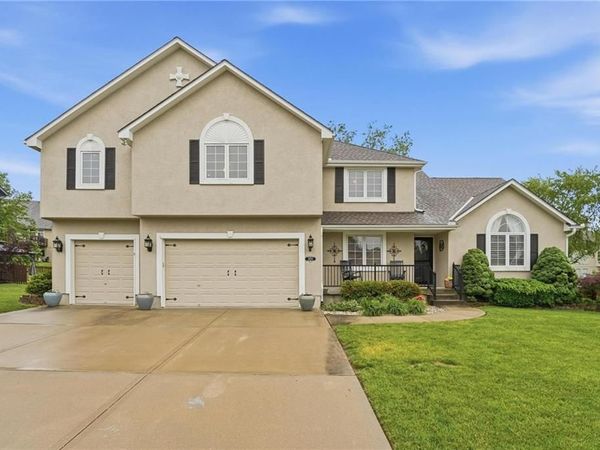2605 SW Winterview Circle, Lee's Summit, MO 64081