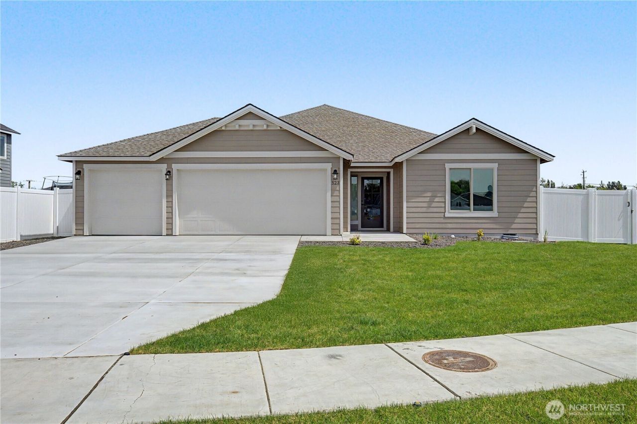 523 N Lessor Loop , Moses Lake, WA 98837 Main Photo