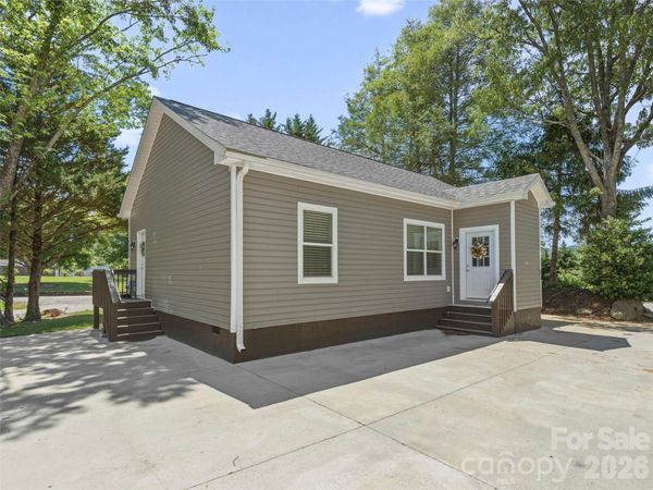 64 Drexel Road , Hendersonville, NC 28739