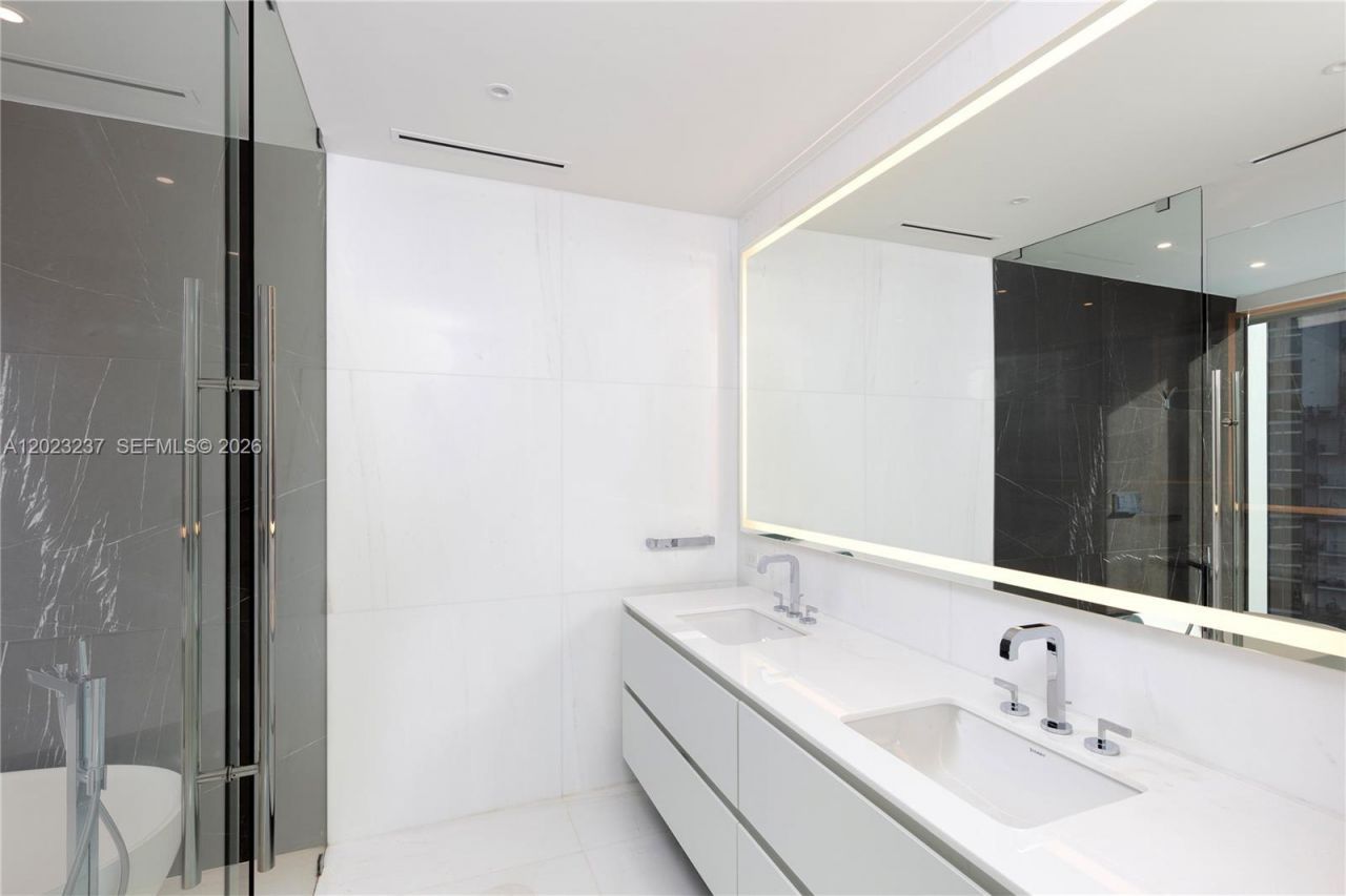 300 S Biscayne Blvd Way, Unit 2107, Miami, FL 33131 Photo