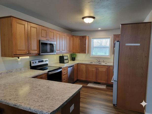 2125 ABBEY ROAD, New London, WI 54961