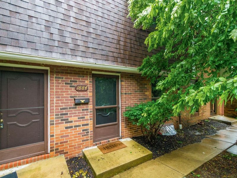 1884 Willoway Circle S, Columbus, OH 43220 Photo 1