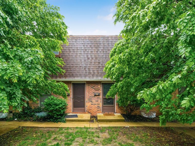 1884 Willoway Circle S, Columbus, OH 43220 Photo 2