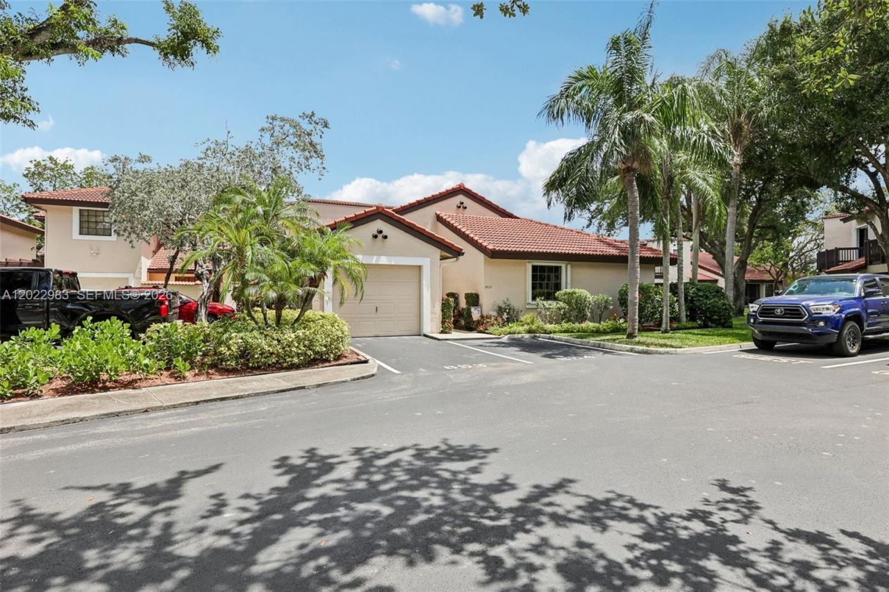 8927 W Sunrise Blvd, Plantation, FL 33322 Photo