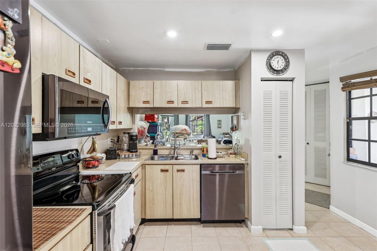 8927 W Sunrise Blvd, Plantation, FL 33322 Photo