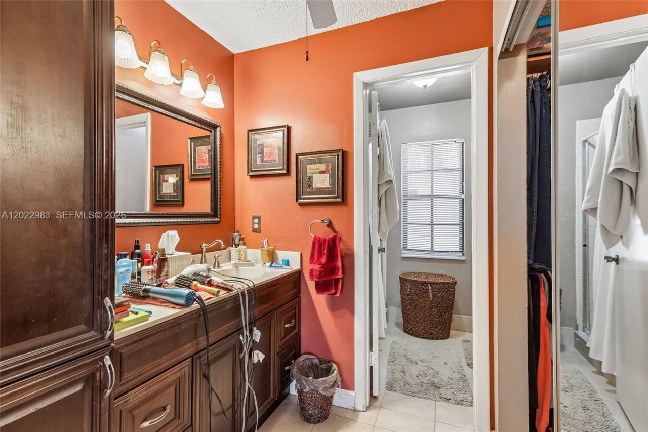 8927 W Sunrise Blvd, Plantation, FL 33322 Photo