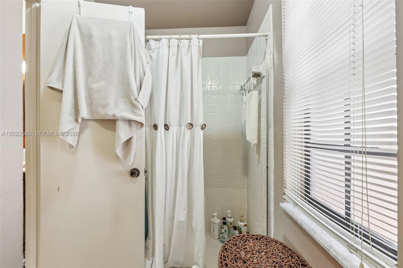 8927 W Sunrise Blvd, Plantation, FL 33322 Photo