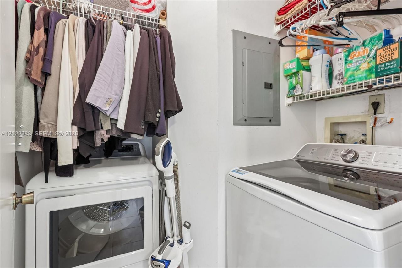 8927 W Sunrise Blvd, Plantation, FL 33322 Photo